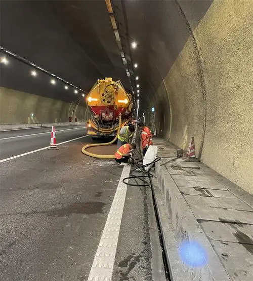 精河隧道排水渠清淤